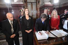 images Milei incendió el Congreso: del "chorra" a Cristina al asado con la "casta" y un dardo envenenado a Villarruel